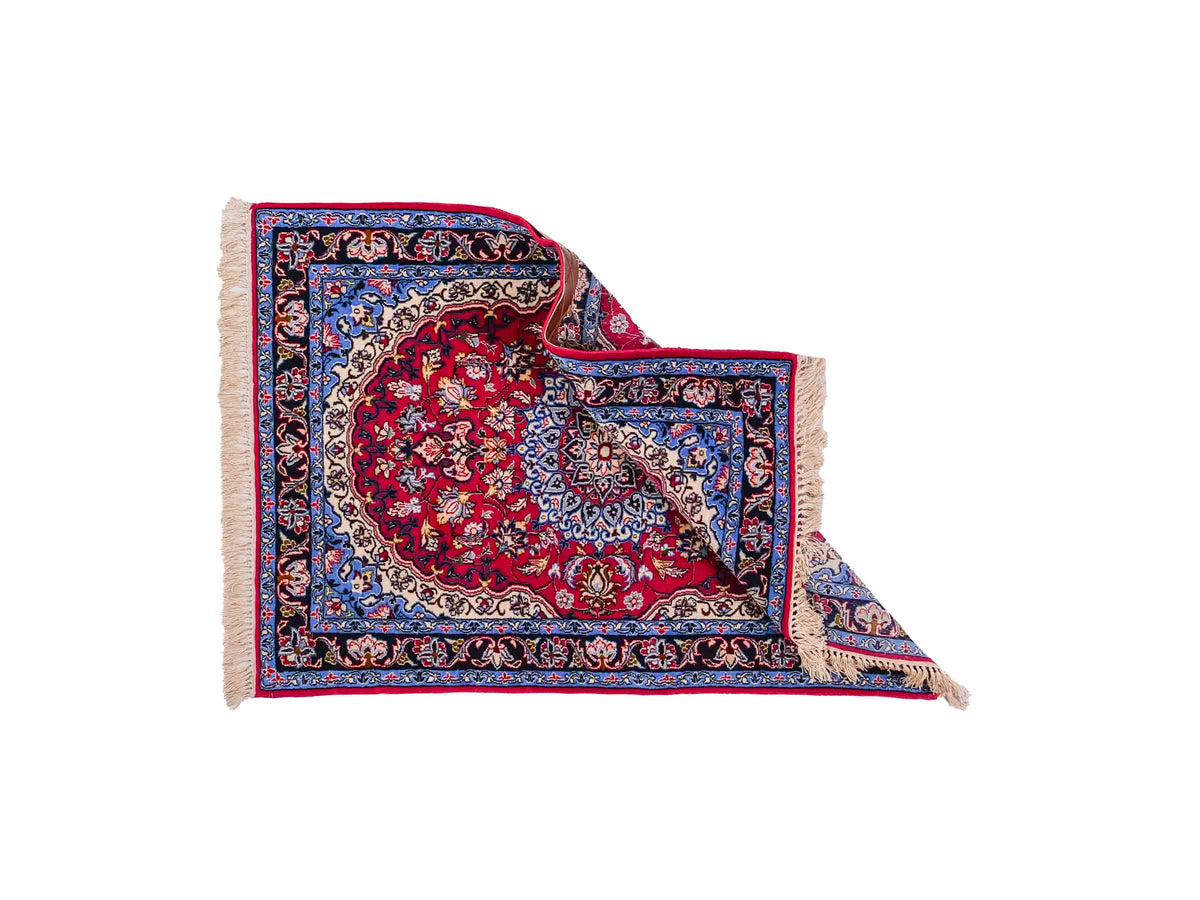 Handgeknüpfter Isfahan Perserteppich von Khademi aus Wolle mit Seide, rot-blau. Feiner, persischer Teppich mit Medaillon. Orientteppich, geknüpft in Iran. Größe: 102 x 72 cm. Teppichnummer: SB3-1097 | Jupiter Intl
