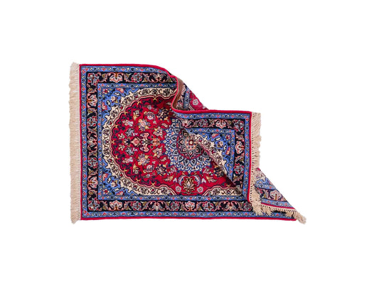Handgeknüpfter Isfahan Perserteppich von Khademi aus Wolle mit Seide, rot-blau. Feiner, persischer Teppich mit Medaillon. Orientteppich, geknüpft in Iran. Größe: 102 x 72 cm. Teppichnummer: SB3-1097 | Jupiter Intl