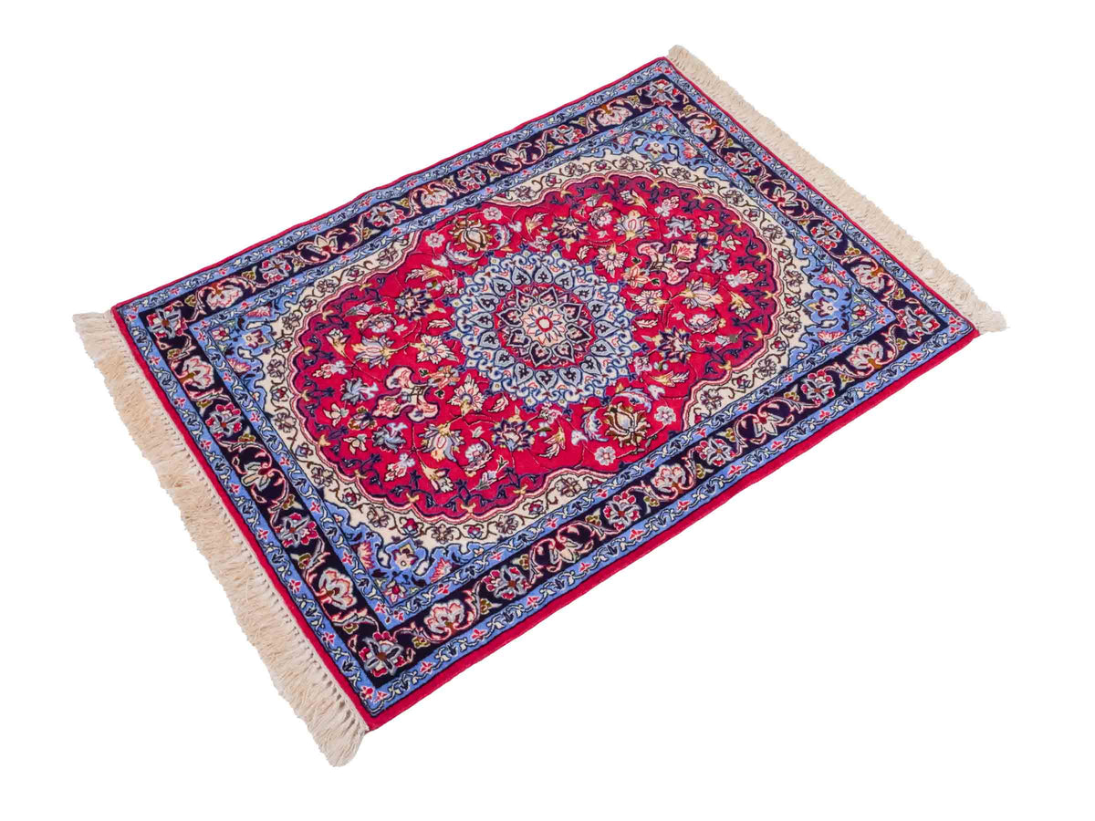 Handgeknüpfter Isfahan Perserteppich von Khademi aus Wolle mit Seide, rot-blau. Feiner, persischer Teppich mit Medaillon. Orientteppich, geknüpft in Iran. Größe: 102 x 72 cm. Teppichnummer: SB3-1097 | Jupiter Intl