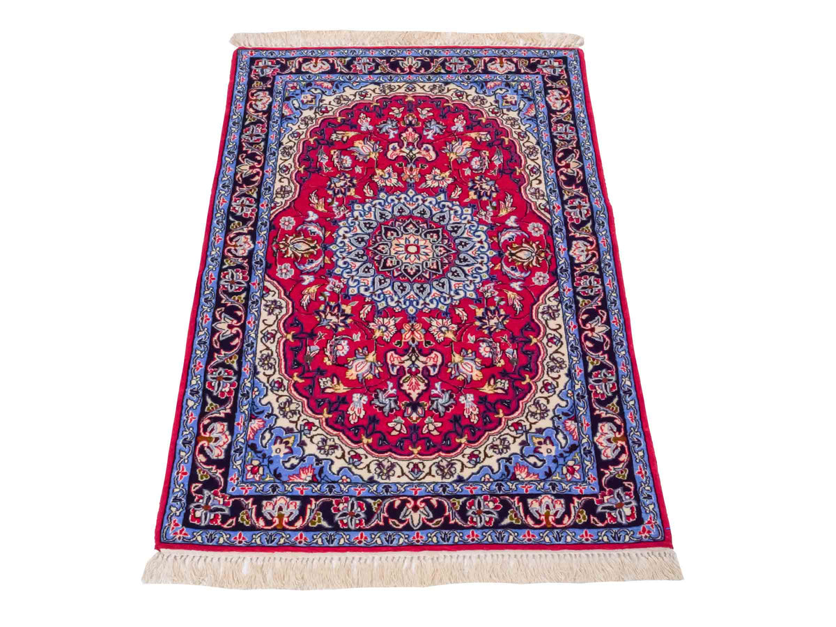 Handgeknüpfter Isfahan Perserteppich von Khademi aus Wolle mit Seide, rot-blau. Feiner, persischer Teppich mit Medaillon. Orientteppich, geknüpft in Iran. Größe: 102 x 72 cm. Teppichnummer: SB3-1097 | Jupiter Intl