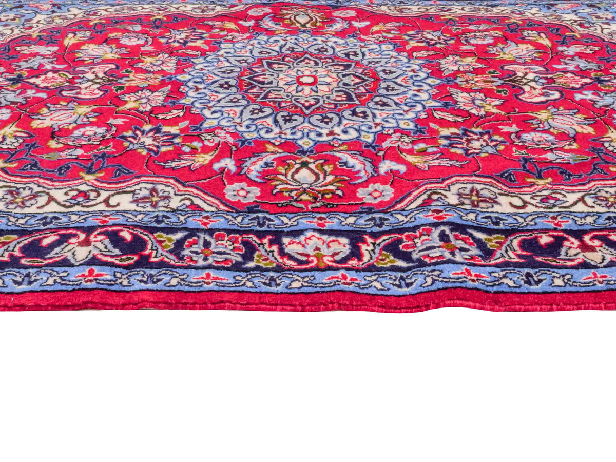 Handgeknüpfter Isfahan Perserteppich von Khademi aus Wolle mit Seide, rot-blau. Feiner, persischer Teppich mit Medaillon. Orientteppich, geknüpft in Iran. Größe: 102 x 72 cm. Teppichnummer: SB3-1097 | Jupiter Intl