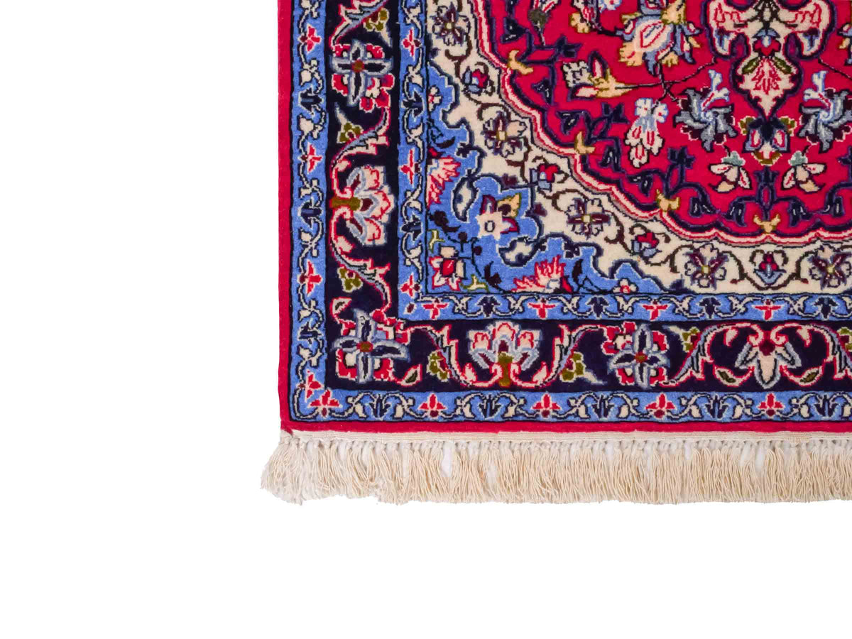Handgeknüpfter Isfahan Perserteppich von Khademi aus Wolle mit Seide, rot-blau. Feiner, persischer Teppich mit Medaillon. Orientteppich, geknüpft in Iran. Größe: 102 x 72 cm. Teppichnummer: SB3-1097 | Jupiter Intl