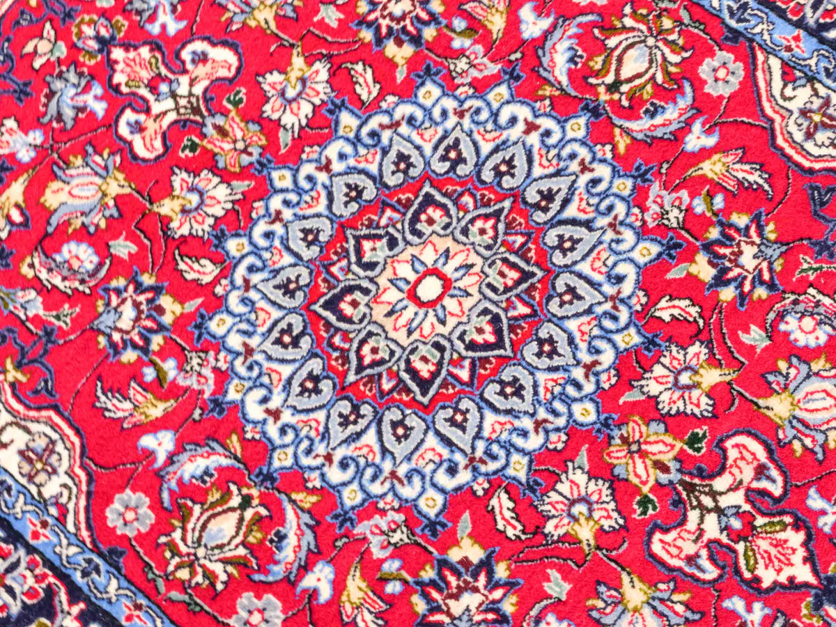 Handgeknüpfter Isfahan Perserteppich von Khademi aus Wolle mit Seide, rot-blau. Feiner, persischer Teppich mit Medaillon. Orientteppich, geknüpft in Iran. Größe: 102 x 72 cm. Teppichnummer: SB3-1097 | Jupiter Intl
