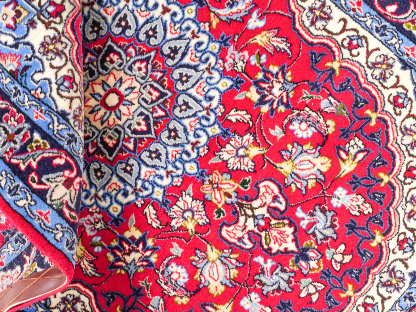 Handgeknüpfter Isfahan Perserteppich von Khademi aus Wolle mit Seide, rot-blau. Feiner, persischer Teppich mit Medaillon. Orientteppich, geknüpft in Iran. Größe: 102 x 72 cm. Teppichnummer: SB3-1097 | Jupiter Intl