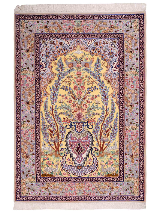 Handgeknüpfter Isfahan Perserteppich von Khademi aus Wolle mit Seide, gelb. Feiner, persischer Teppich mit floralem Bildmotiv. Orientteppich, von Hand geknüpft in Iran. Größe: 154 cm x 107 cm. Teppichnummer: SB3-1062 | Jupiter Intl.