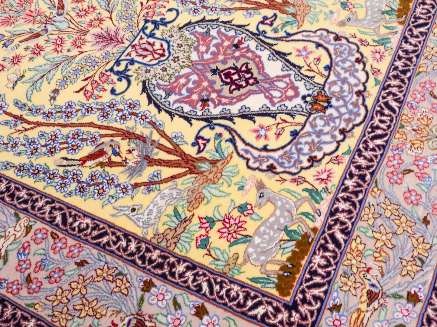 Handgeknüpfter Isfahan Perserteppich von Khademi aus Wolle mit Seide, gelb. Feiner, persischer Teppich mit floralem Bildmotiv. Orientteppich, von Hand geknüpft in Iran. Größe: 154 cm x 107 cm. Teppichnummer: SB3-1062 | Jupiter Intl.