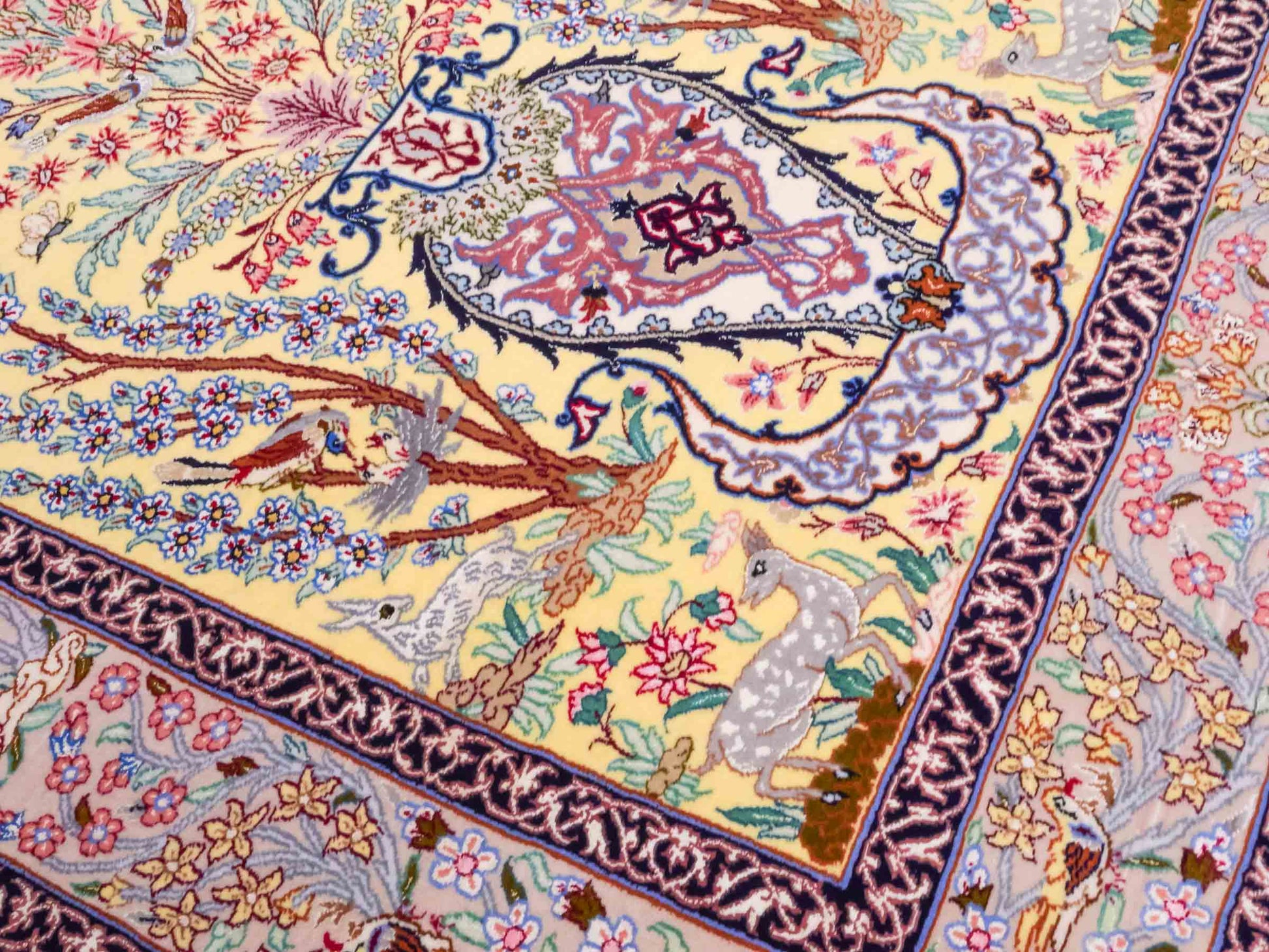 Handgeknüpfter Isfahan Perserteppich von Khademi aus Wolle mit Seide, gelb. Feiner, persischer Teppich mit floralem Bildmotiv. Orientteppich, von Hand geknüpft in Iran. Größe: 154 cm x 107 cm. Teppichnummer: SB3-1062 | Jupiter Intl.