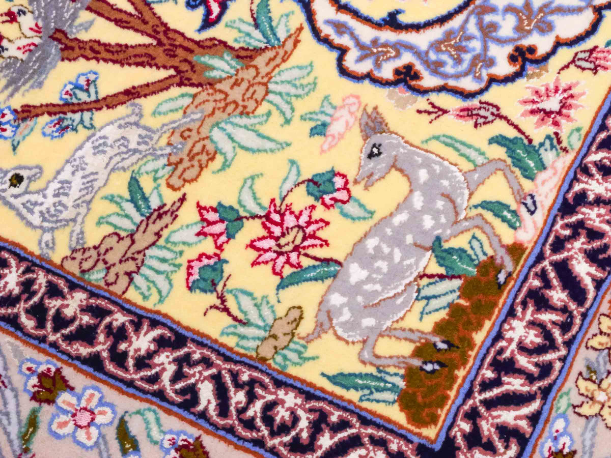 Handgeknüpfter Isfahan Perserteppich von Khademi aus Wolle mit Seide, gelb. Feiner, persischer Teppich mit floralem Bildmotiv. Orientteppich, von Hand geknüpft in Iran. Größe: 154 cm x 107 cm. Teppichnummer: SB3-1062 | Jupiter Intl.
