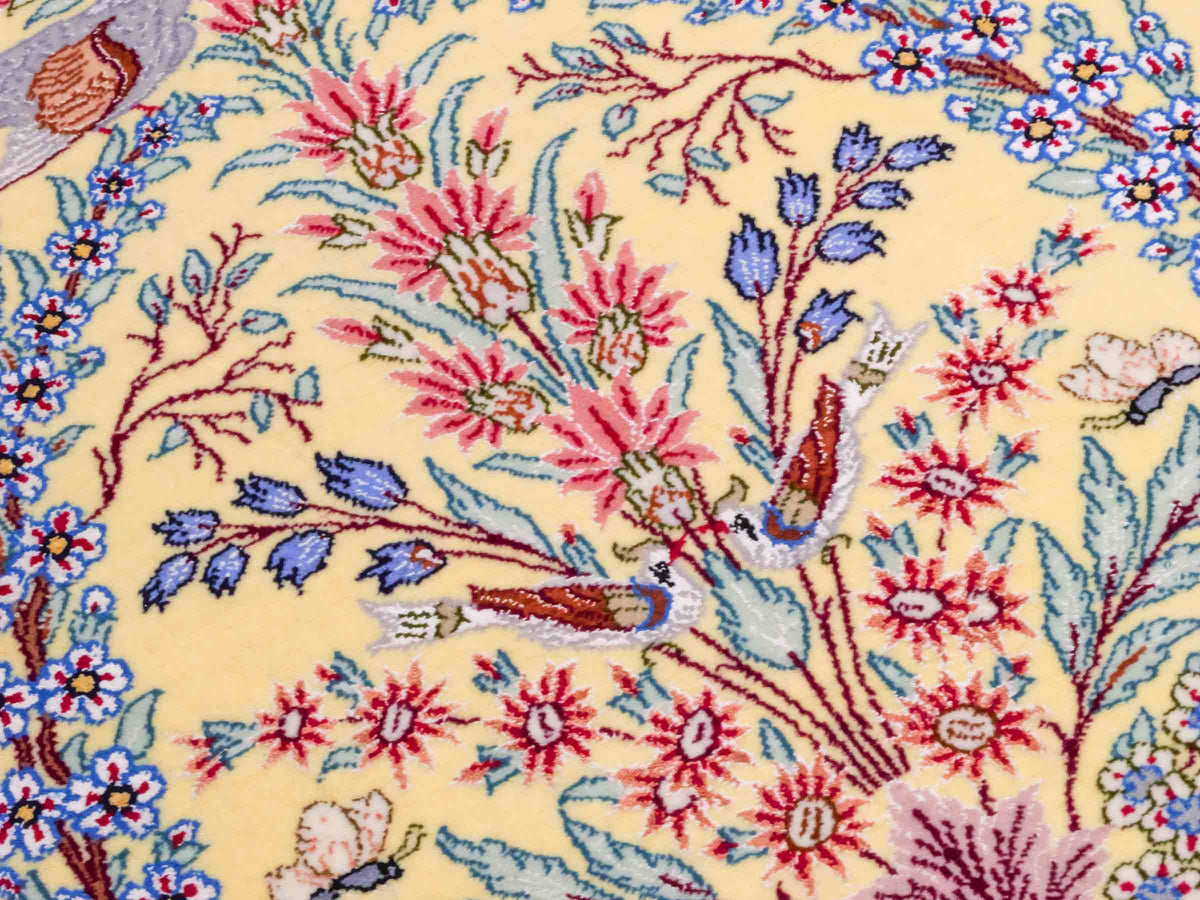 Handgeknüpfter Isfahan Perserteppich von Khademi aus Wolle mit Seide, gelb. Feiner, persischer Teppich mit floralem Bildmotiv. Orientteppich, von Hand geknüpft in Iran. Größe: 154 cm x 107 cm. Teppichnummer: SB3-1062 | Jupiter Intl.
