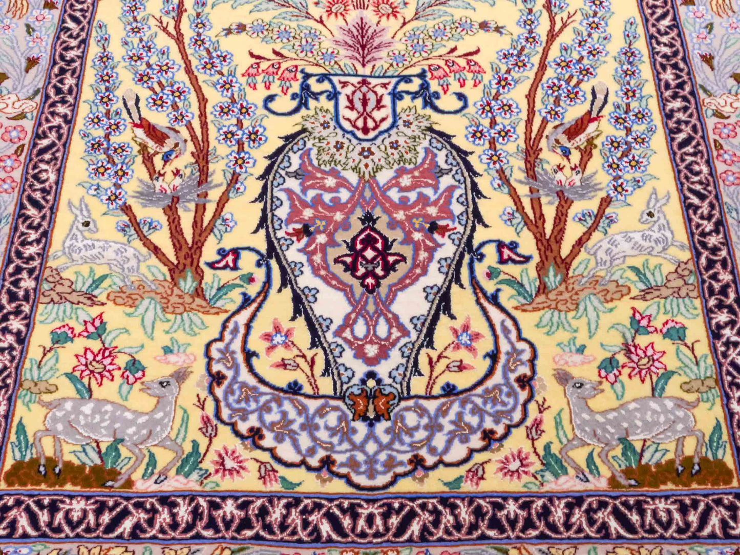 Handgeknüpfter Isfahan Perserteppich von Khademi aus Wolle mit Seide, gelb. Feiner, persischer Teppich mit floralem Bildmotiv. Orientteppich, von Hand geknüpft in Iran. Größe: 154 cm x 107 cm. Teppichnummer: SB3-1062 | Jupiter Intl.