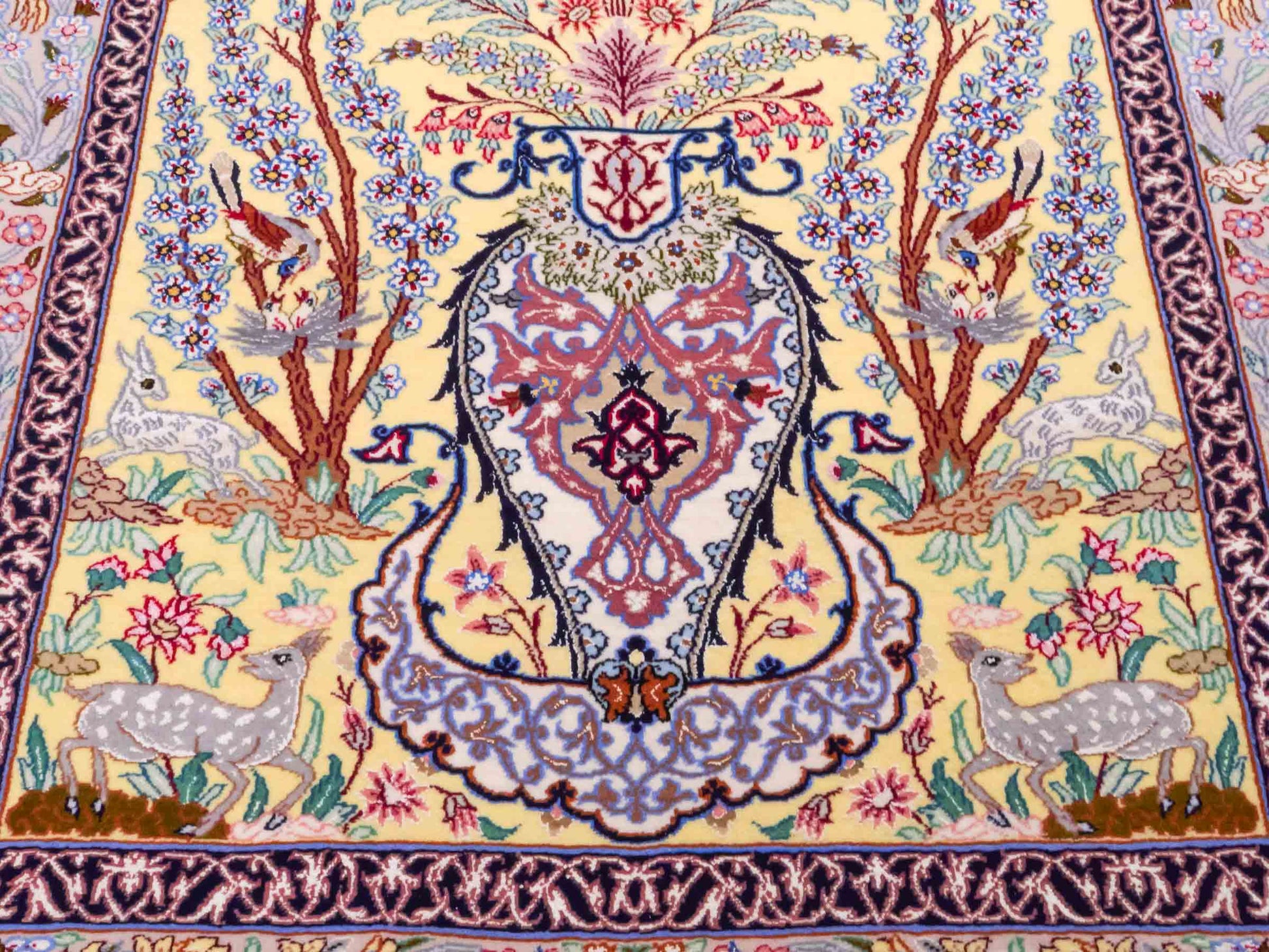 Handgeknüpfter Isfahan Perserteppich von Khademi aus Wolle mit Seide, gelb. Feiner, persischer Teppich mit floralem Bildmotiv. Orientteppich, von Hand geknüpft in Iran. Größe: 154 cm x 107 cm. Teppichnummer: SB3-1062 | Jupiter Intl.