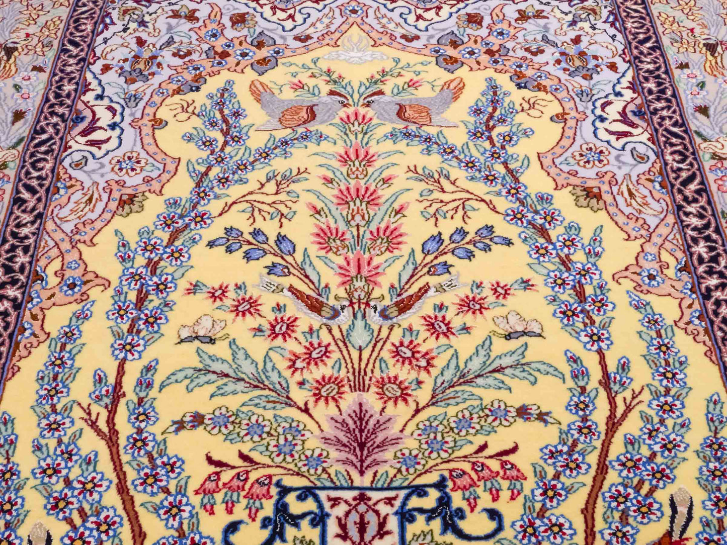 Handgeknüpfter Isfahan Perserteppich von Khademi aus Wolle mit Seide, gelb. Feiner, persischer Teppich mit floralem Bildmotiv. Orientteppich, von Hand geknüpft in Iran. Größe: 154 cm x 107 cm. Teppichnummer: SB3-1062 | Jupiter Intl.