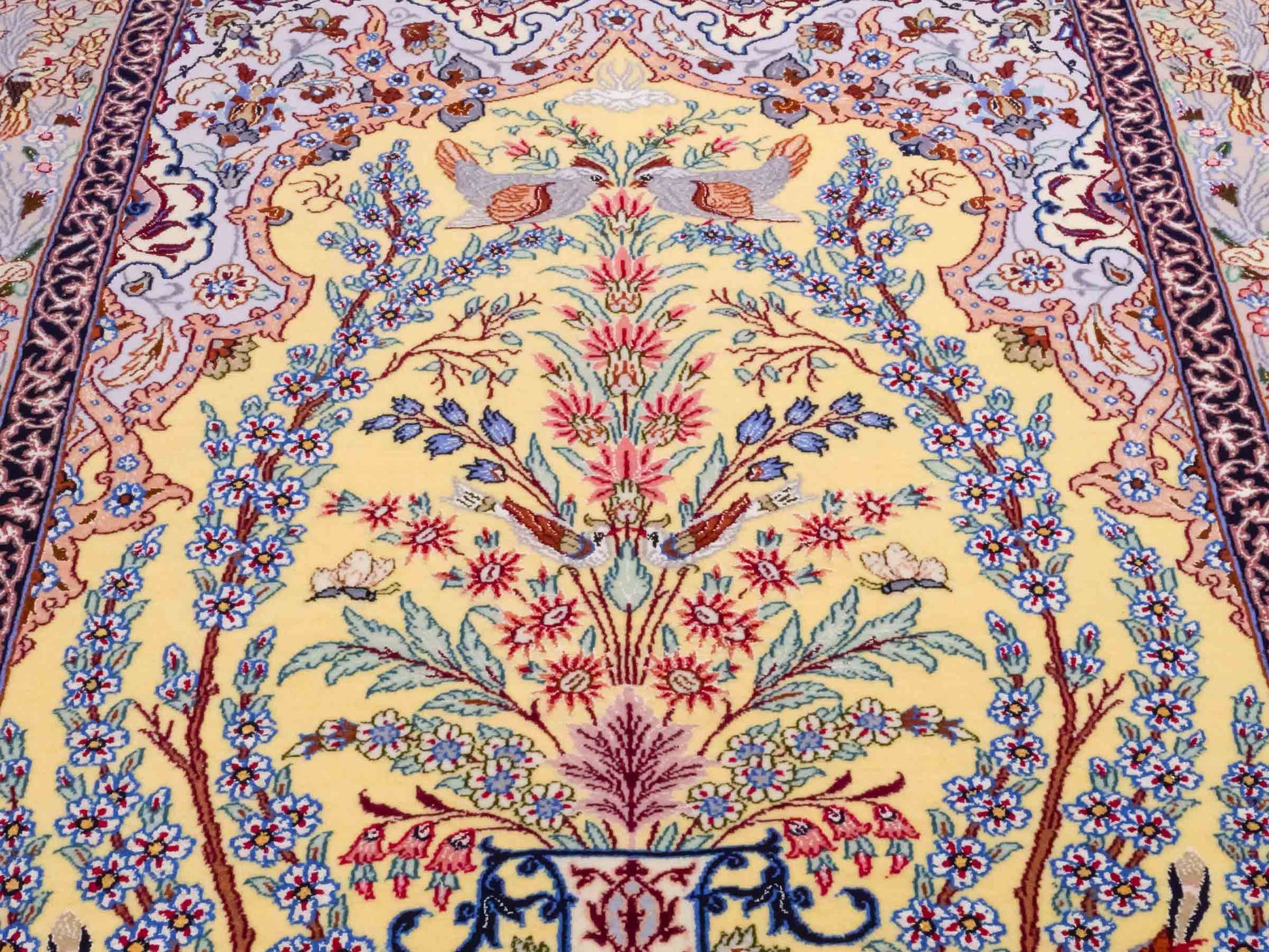 Handgeknüpfter Isfahan Perserteppich von Khademi aus Wolle mit Seide, gelb. Feiner, persischer Teppich mit floralem Bildmotiv. Orientteppich, von Hand geknüpft in Iran. Größe: 154 cm x 107 cm. Teppichnummer: SB3-1062 | Jupiter Intl.