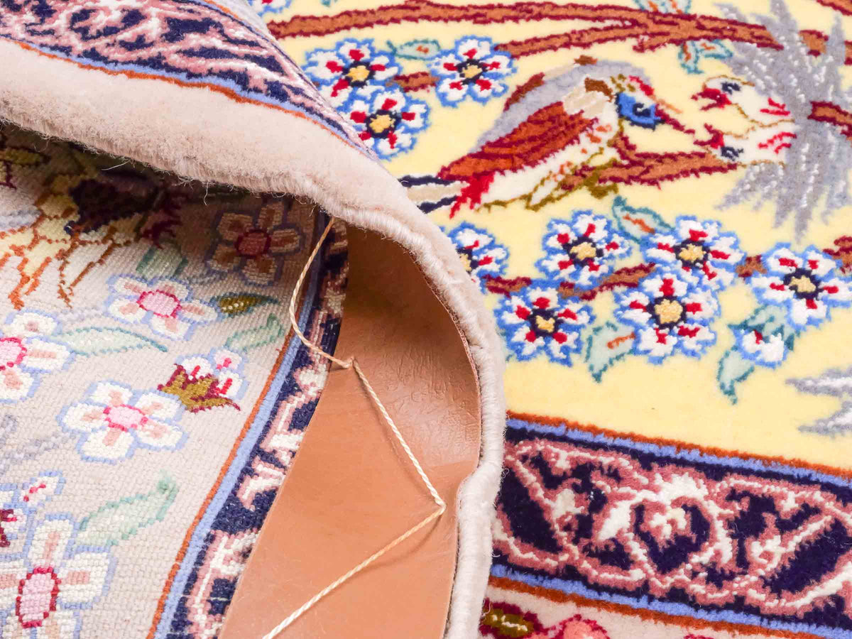 Handgeknüpfter Isfahan Perserteppich von Khademi aus Wolle mit Seide, gelb. Feiner, persischer Teppich mit floralem Bildmotiv. Orientteppich, von Hand geknüpft in Iran. Größe: 154 cm x 107 cm. Teppichnummer: SB3-1062 | Jupiter Intl.