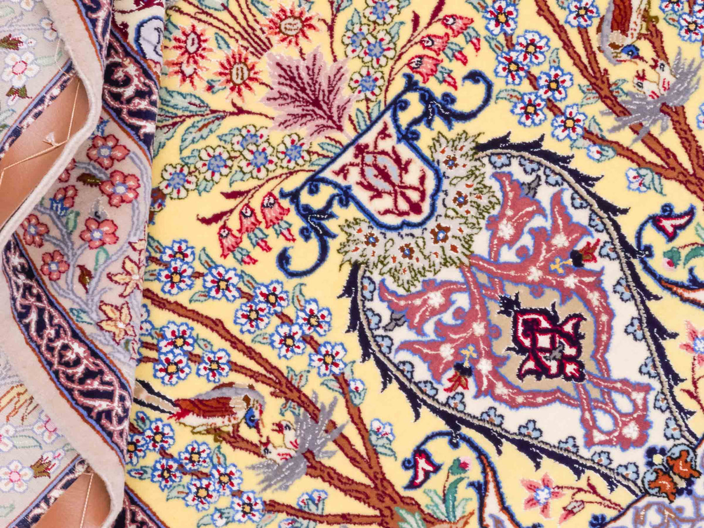 Handgeknüpfter Isfahan Perserteppich von Khademi aus Wolle mit Seide, gelb. Feiner, persischer Teppich mit floralem Bildmotiv. Orientteppich, von Hand geknüpft in Iran. Größe: 154 cm x 107 cm. Teppichnummer: SB3-1062 | Jupiter Intl.