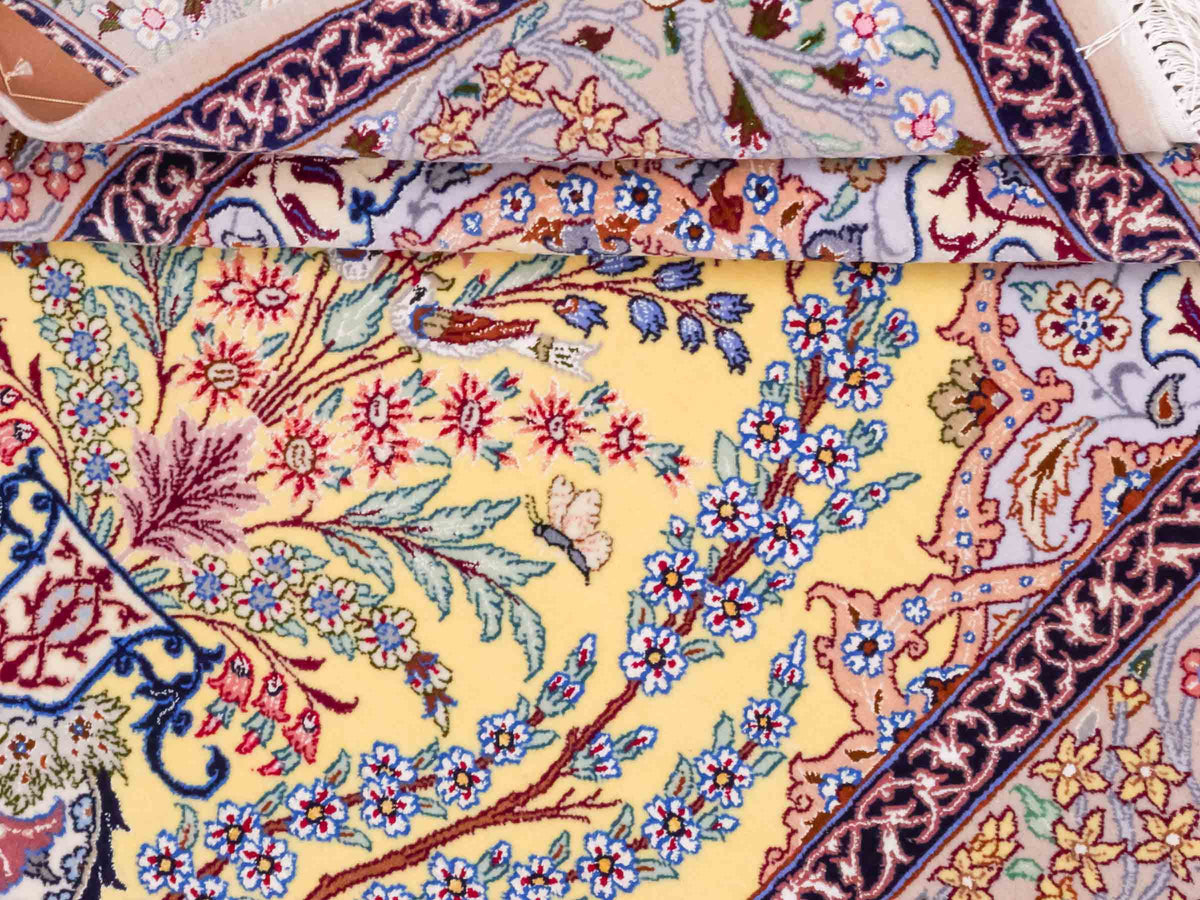 Handgeknüpfter Isfahan Perserteppich von Khademi aus Wolle mit Seide, gelb. Feiner, persischer Teppich mit floralem Bildmotiv. Orientteppich, von Hand geknüpft in Iran. Größe: 154 cm x 107 cm. Teppichnummer: SB3-1062 | Jupiter Intl.