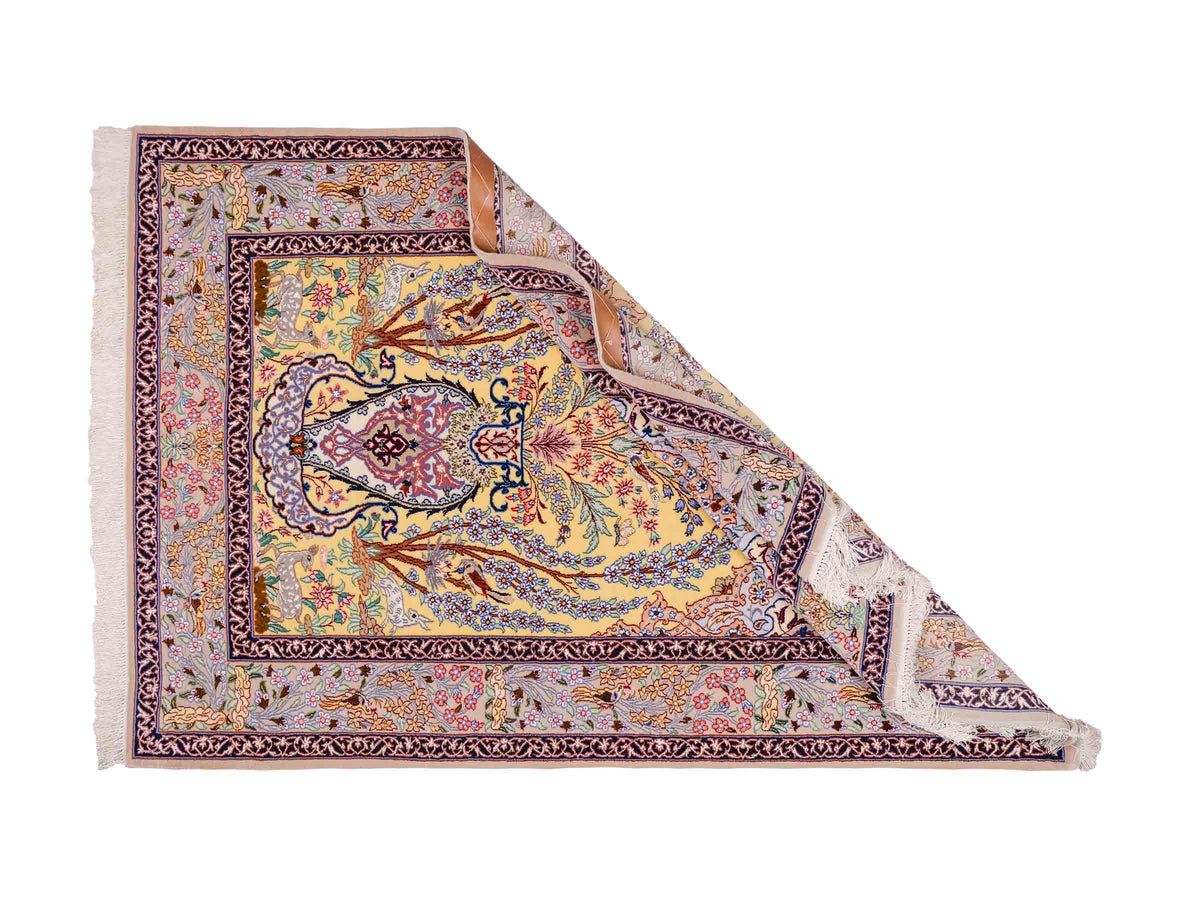 Handgeknüpfter Isfahan Perserteppich von Khademi aus Wolle mit Seide, gelb. Feiner, persischer Teppich mit floralem Bildmotiv. Orientteppich, von Hand geknüpft in Iran. Größe: 154 cm x 107 cm. Teppichnummer: SB3-1062 | Jupiter Intl.