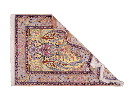 Handgeknüpfter Isfahan Perserteppich von Khademi aus Wolle mit Seide, gelb. Feiner, persischer Teppich mit floralem Bildmotiv. Orientteppich, von Hand geknüpft in Iran. Größe: 154 cm x 107 cm. Teppichnummer: SB3-1062 | Jupiter Intl.
