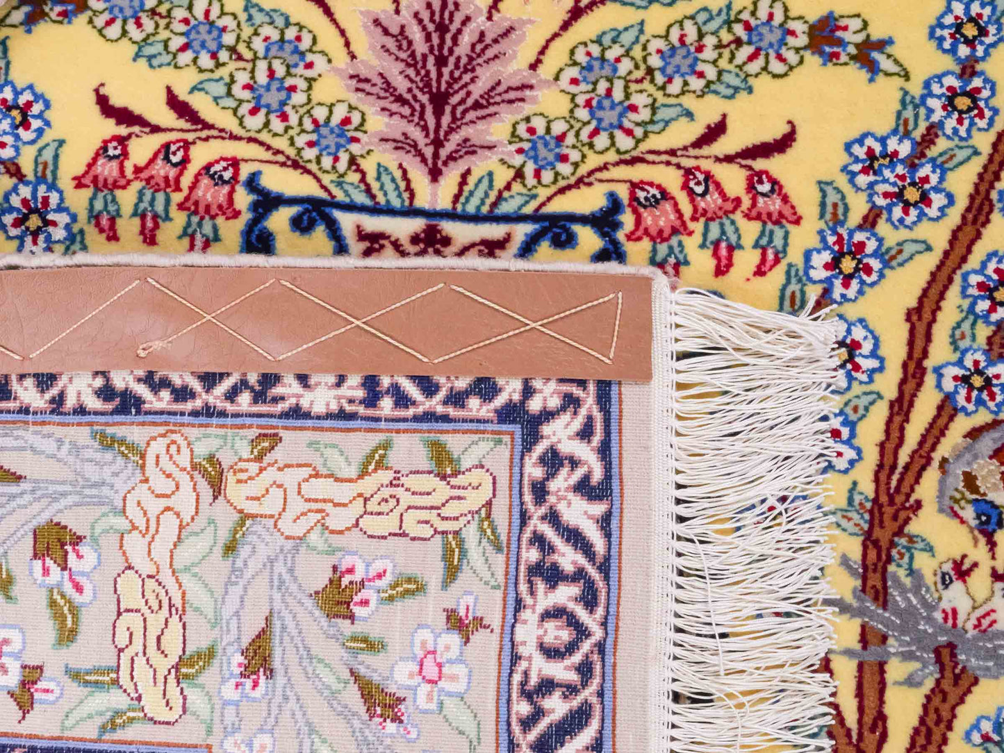 Handgeknüpfter Isfahan Perserteppich von Khademi aus Wolle mit Seide, gelb. Feiner, persischer Teppich mit floralem Bildmotiv. Orientteppich, von Hand geknüpft in Iran. Größe: 154 cm x 107 cm. Teppichnummer: SB3-1062 | Jupiter Intl.
