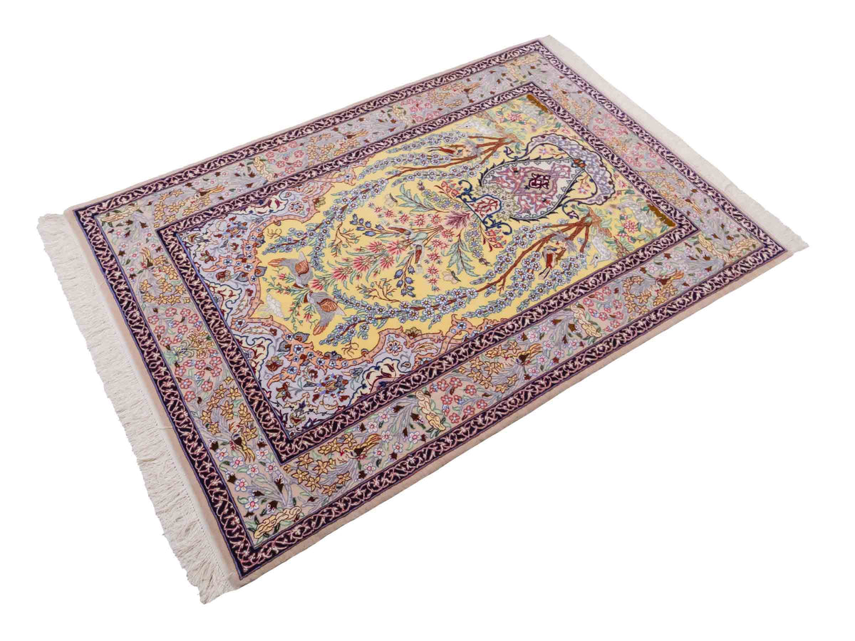 Handgeknüpfter Isfahan Perserteppich von Khademi aus Wolle mit Seide, gelb. Feiner, persischer Teppich mit floralem Bildmotiv. Orientteppich, von Hand geknüpft in Iran. Größe: 154 cm x 107 cm. Teppichnummer: SB3-1062 | Jupiter Intl.
