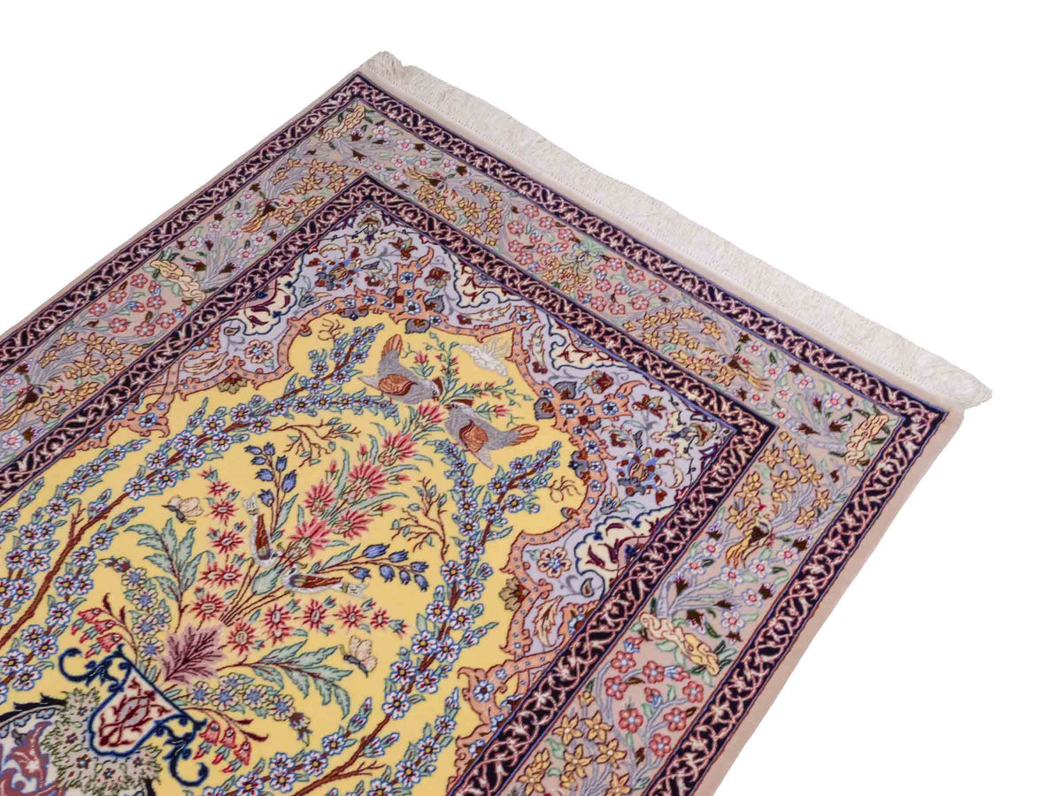 Handgeknüpfter Isfahan Perserteppich von Khademi aus Wolle mit Seide, gelb. Feiner, persischer Teppich mit floralem Bildmotiv. Orientteppich, von Hand geknüpft in Iran. Größe: 154 cm x 107 cm. Teppichnummer: SB3-1062 | Jupiter Intl.