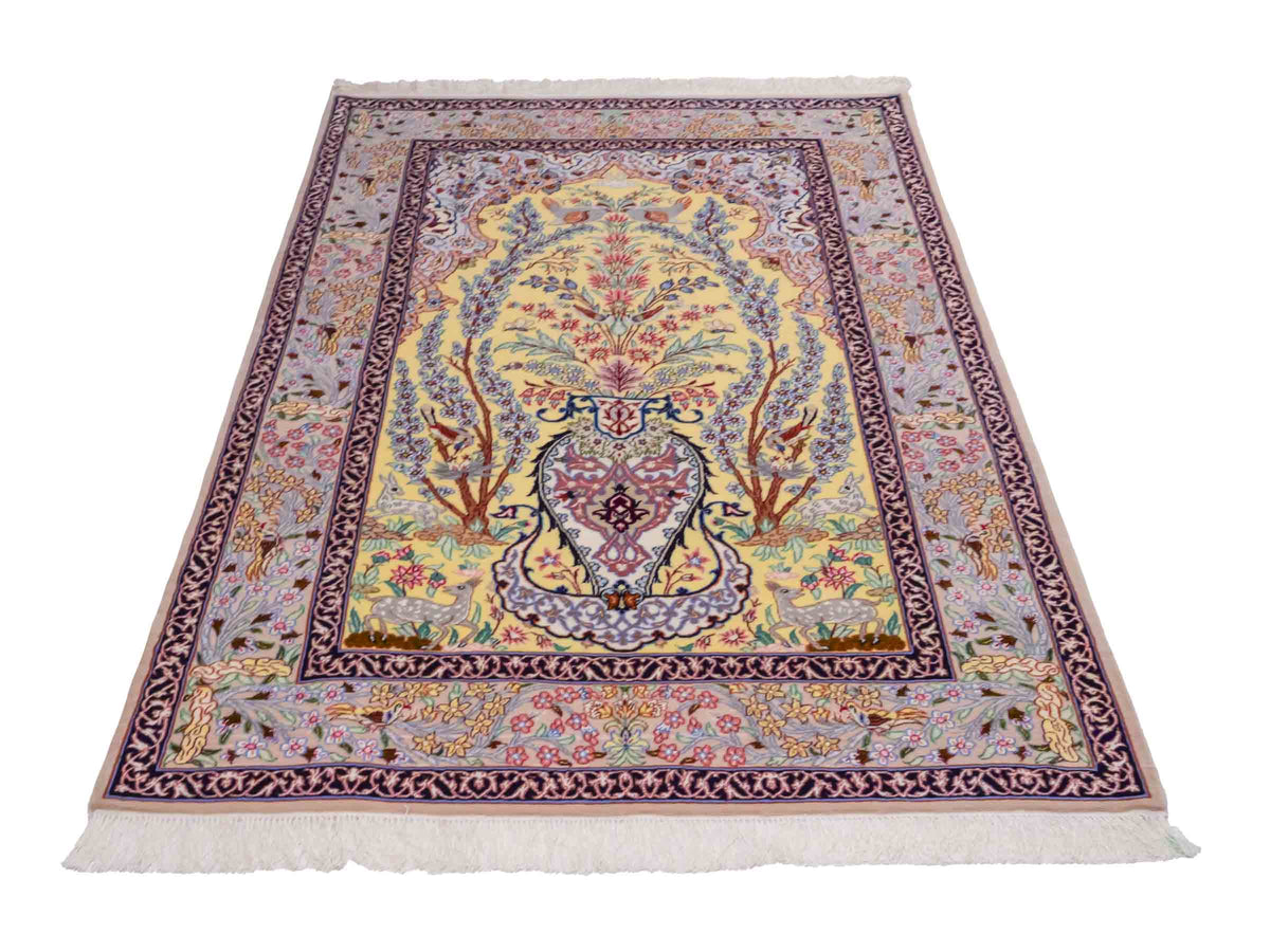 Handgeknüpfter Isfahan Perserteppich von Khademi aus Wolle mit Seide, gelb. Feiner, persischer Teppich mit floralem Bildmotiv. Orientteppich, von Hand geknüpft in Iran. Größe: 154 cm x 107 cm. Teppichnummer: SB3-1062 | Jupiter Intl.