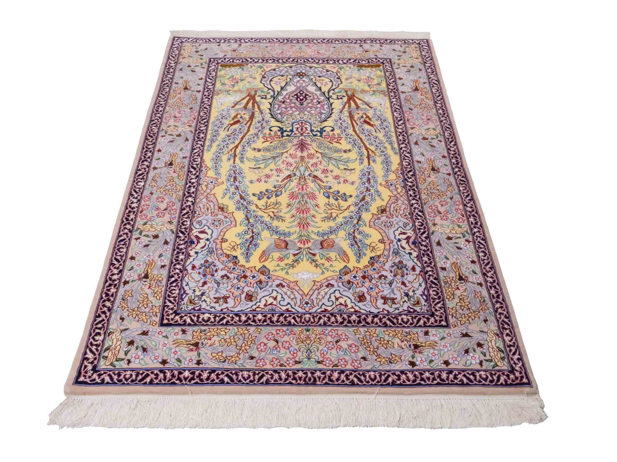 Handgeknüpfter Isfahan Perserteppich von Khademi aus Wolle mit Seide, gelb. Feiner, persischer Teppich mit floralem Bildmotiv. Orientteppich, von Hand geknüpft in Iran. Größe: 154 cm x 107 cm. Teppichnummer: SB3-1062 | Jupiter Intl.