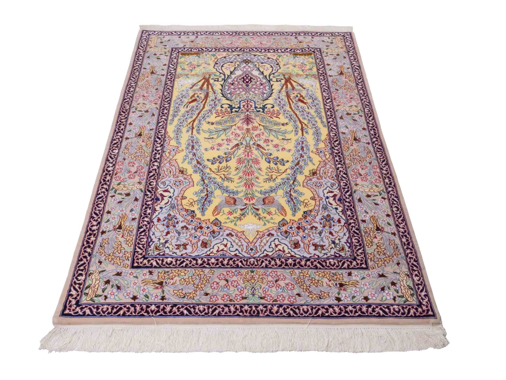 Handgeknüpfter Isfahan Perserteppich von Khademi aus Wolle mit Seide, gelb. Feiner, persischer Teppich mit floralem Bildmotiv. Orientteppich, von Hand geknüpft in Iran. Größe: 154 cm x 107 cm. Teppichnummer: SB3-1062 | Jupiter Intl.