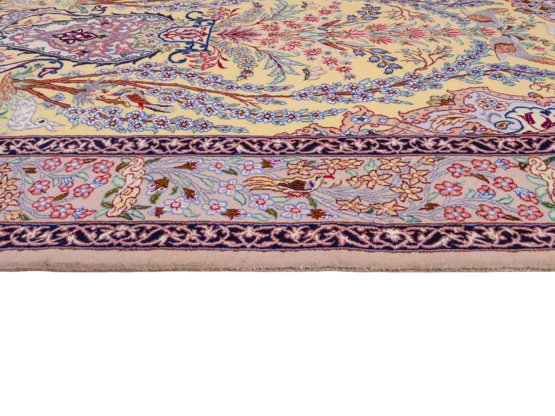 Handgeknüpfter Isfahan Perserteppich von Khademi aus Wolle mit Seide, gelb. Feiner, persischer Teppich mit floralem Bildmotiv. Orientteppich, von Hand geknüpft in Iran. Größe: 154 cm x 107 cm. Teppichnummer: SB3-1062 | Jupiter Intl.