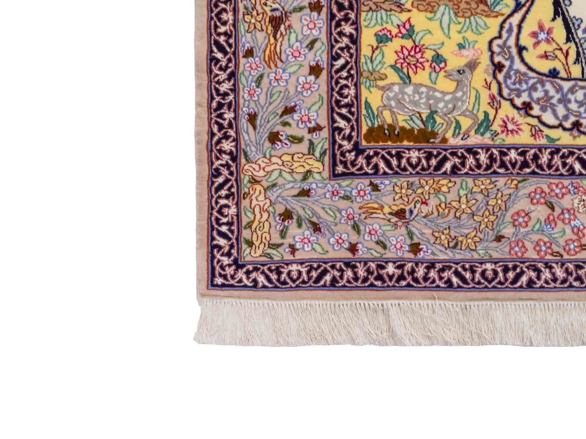 Handgeknüpfter Isfahan Perserteppich von Khademi aus Wolle mit Seide, gelb. Feiner, persischer Teppich mit floralem Bildmotiv. Orientteppich, von Hand geknüpft in Iran. Größe: 154 cm x 107 cm. Teppichnummer: SB3-1062 | Jupiter Intl.
