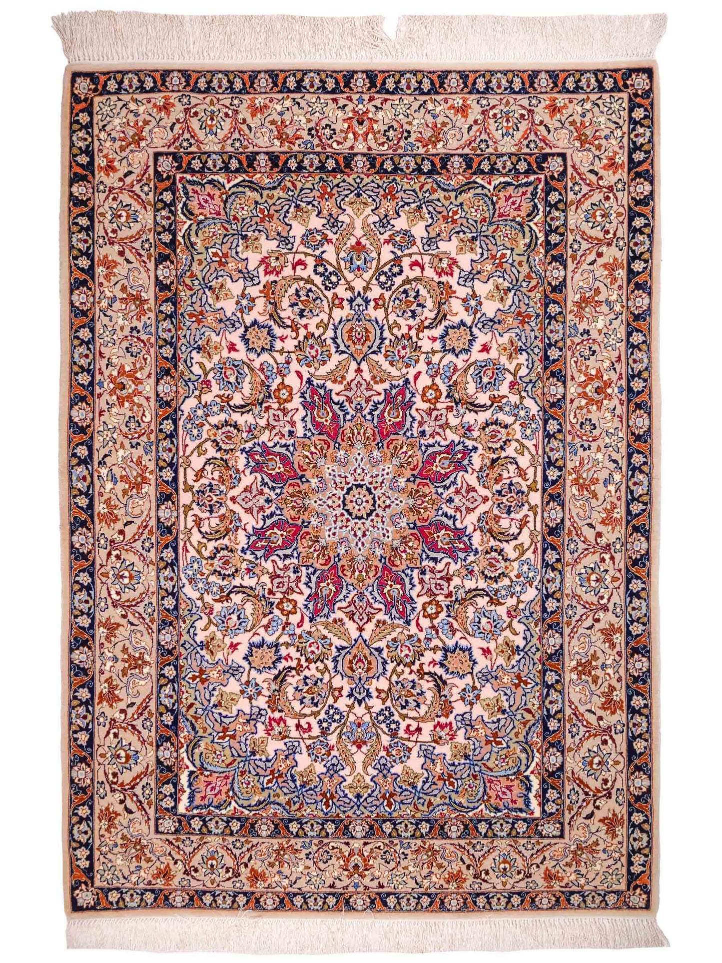 Handgeknüpfter Isfahan Perserteppich von Khademi aus Wolle mit Seide, beige-weiß. Feiner, persischer Teppich mit Medaillon. Orientteppich, geknüpft in Iran. Größe: 164 x 114 cm. Teppichnummer: SB3-1070 | Jupiter Intl