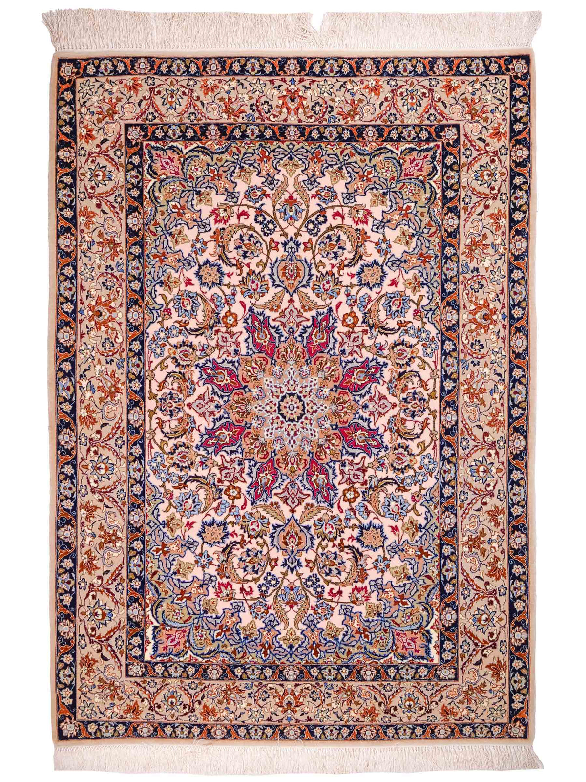 Handgeknüpfter Isfahan Perserteppich von Khademi aus Wolle mit Seide, beige-weiß. Feiner, persischer Teppich mit Medaillon. Orientteppich, geknüpft in Iran. Größe: 164 x 114 cm. Teppichnummer: SB3-1070 | Jupiter Intl