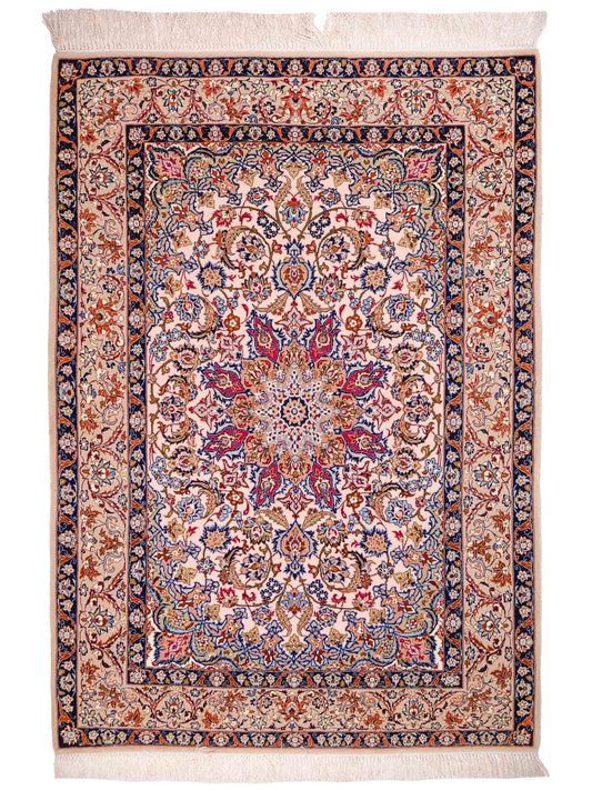Handgeknüpfter Isfahan Perserteppich von Khademi aus Wolle mit Seide, beige-weiß. Feiner, persischer Teppich mit Medaillon. Orientteppich, geknüpft in Iran. Größe: 164 x 114 cm. Teppichnummer: SB3-1070 | Jupiter Intl