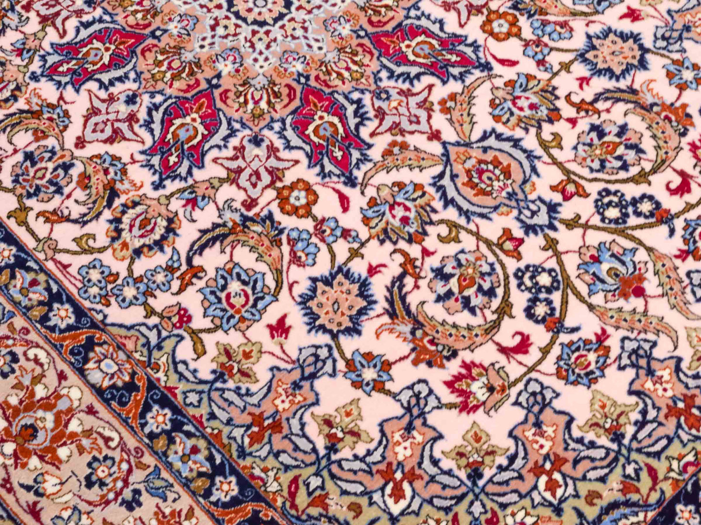Handgeknüpfter Isfahan Perserteppich von Khademi aus Wolle mit Seide, beige-weiß. Feiner, persischer Teppich mit Medaillon. Orientteppich, geknüpft in Iran. Größe: 164 x 114 cm. Teppichnummer: SB3-1070 | Jupiter Intl