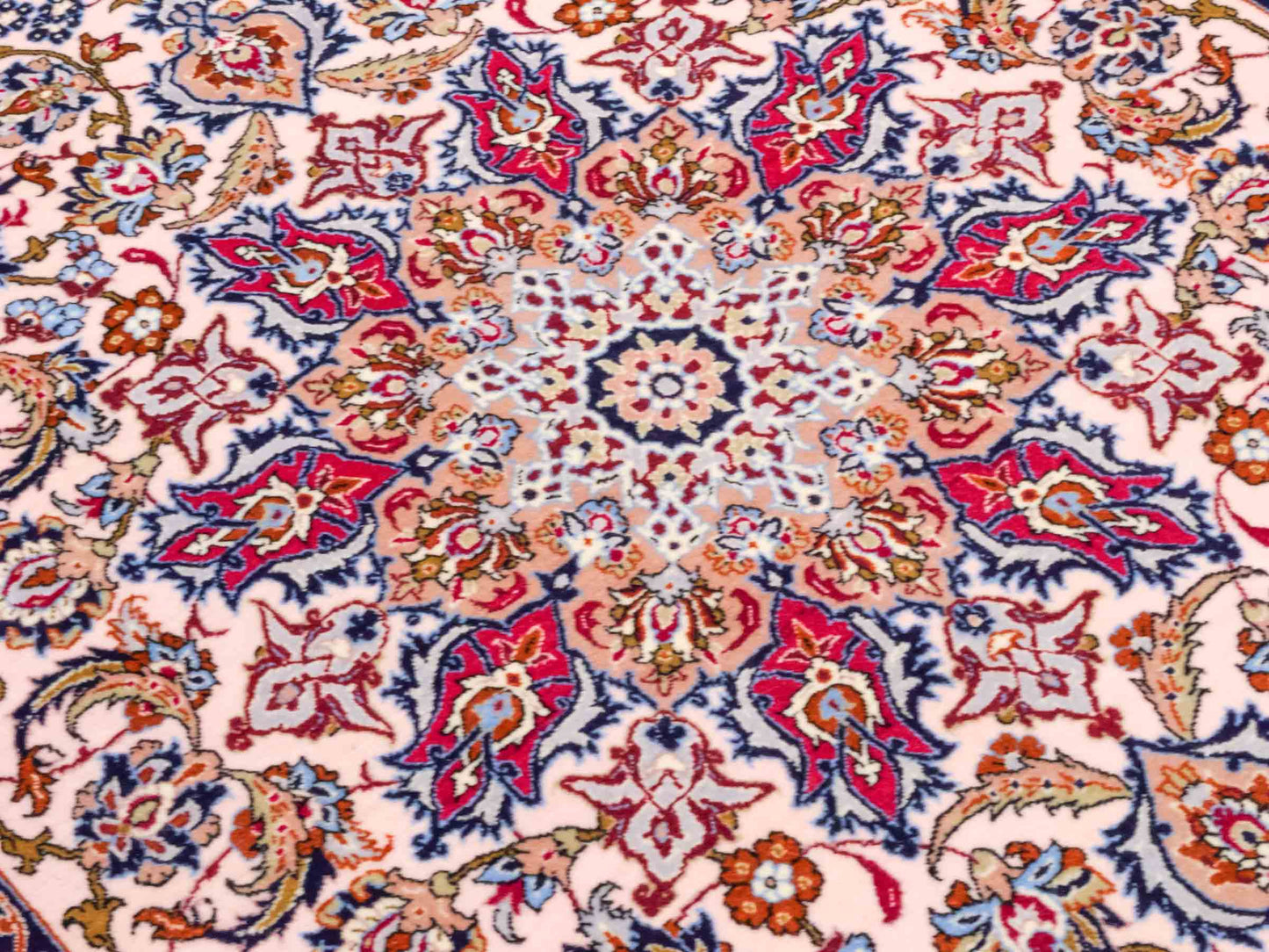 Handgeknüpfter Isfahan Perserteppich von Khademi aus Wolle mit Seide, beige-weiß. Feiner, persischer Teppich mit Medaillon. Orientteppich, geknüpft in Iran. Größe: 164 x 114 cm. Teppichnummer: SB3-1070 | Jupiter Intl