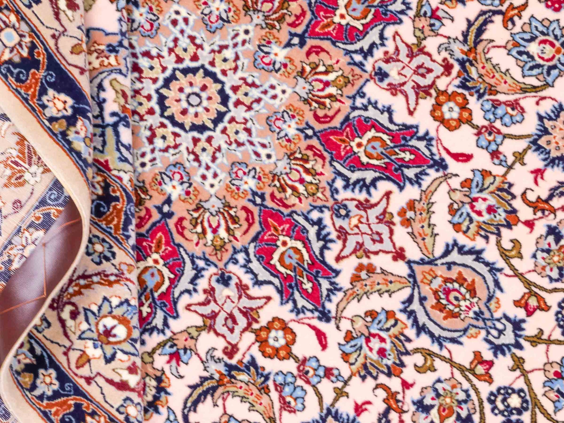 Handgeknüpfter Isfahan Perserteppich von Khademi aus Wolle mit Seide, beige-weiß. Feiner, persischer Teppich mit Medaillon. Orientteppich, geknüpft in Iran. Größe: 164 x 114 cm. Teppichnummer: SB3-1070 | Jupiter Intl