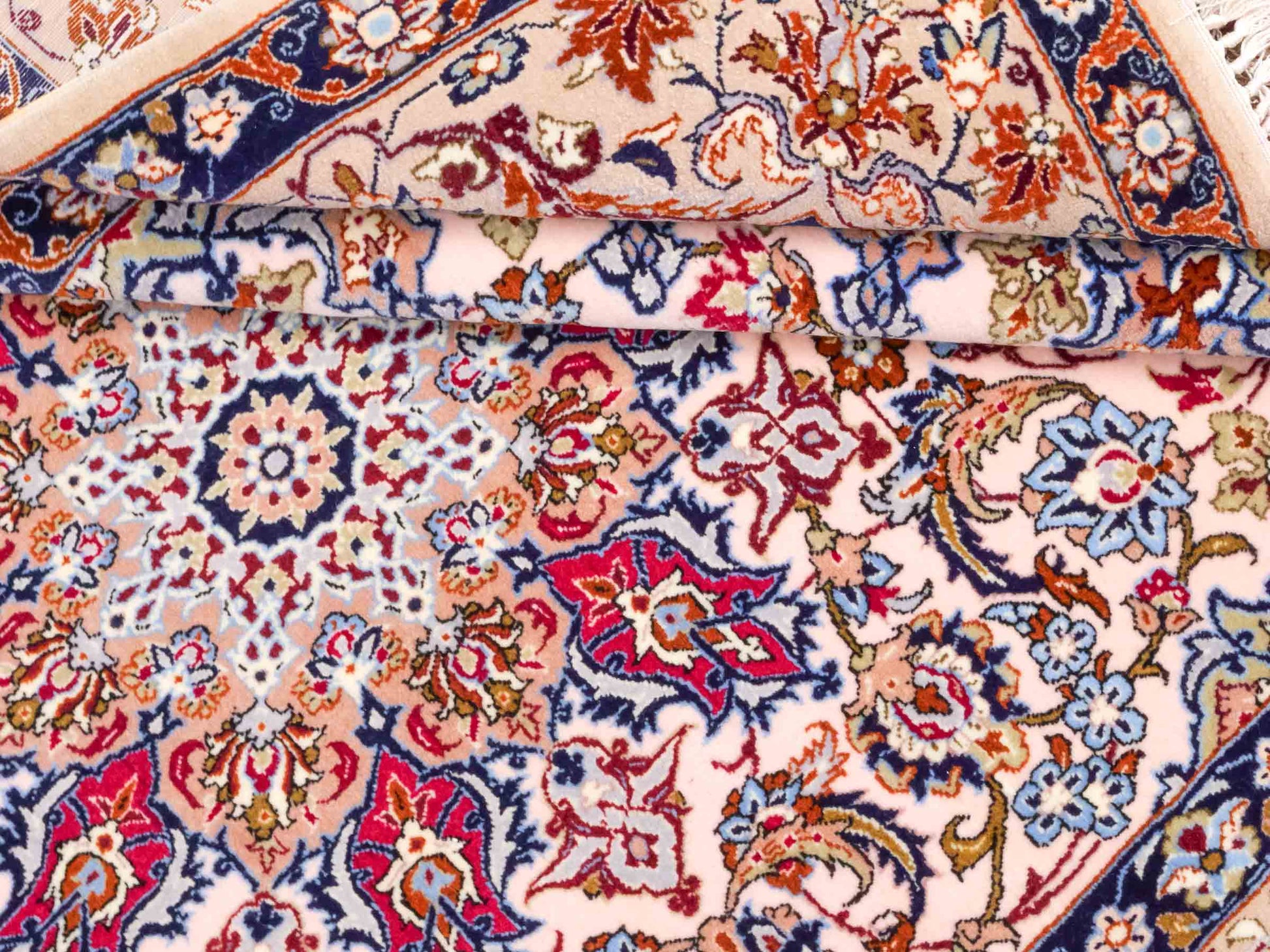 Handgeknüpfter Isfahan Perserteppich von Khademi aus Wolle mit Seide, beige-weiß. Feiner, persischer Teppich mit Medaillon. Orientteppich, geknüpft in Iran. Größe: 164 x 114 cm. Teppichnummer: SB3-1070 | Jupiter Intl