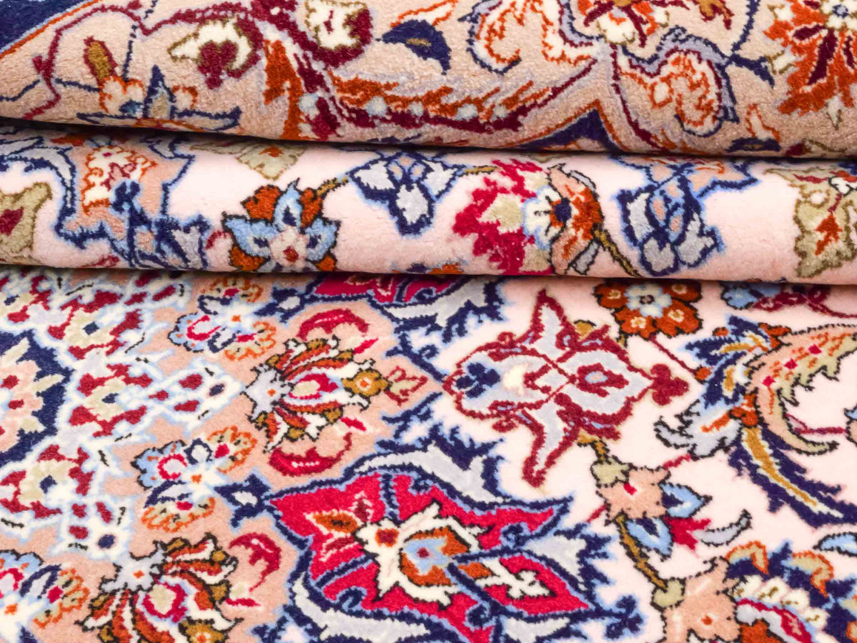 Handgeknüpfter Isfahan Perserteppich von Khademi aus Wolle mit Seide, beige-weiß. Feiner, persischer Teppich mit Medaillon. Orientteppich, geknüpft in Iran. Größe: 164 x 114 cm. Teppichnummer: SB3-1070 | Jupiter Intl