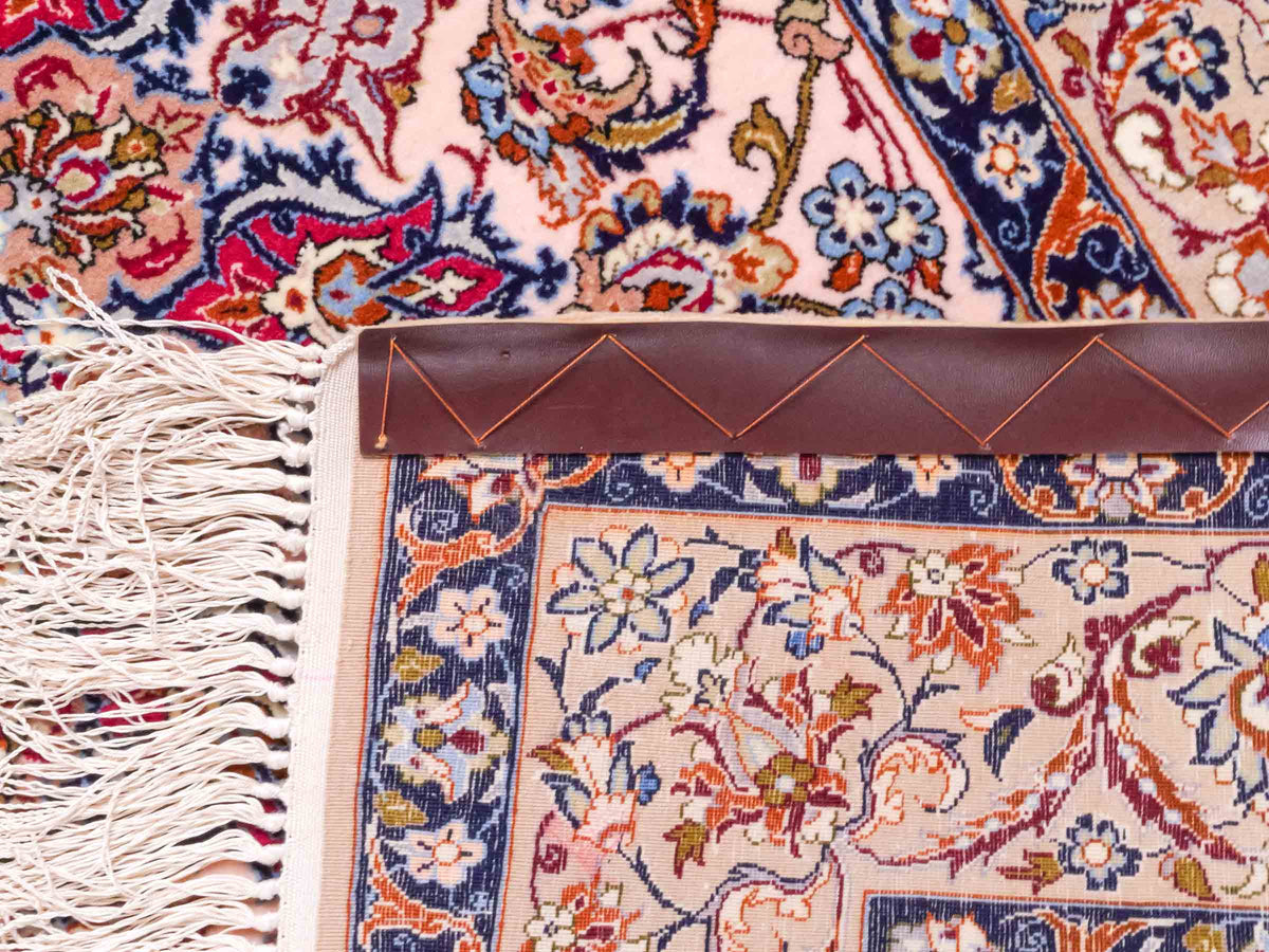 Handgeknüpfter Isfahan Perserteppich von Khademi aus Wolle mit Seide, beige-weiß. Feiner, persischer Teppich mit Medaillon. Orientteppich, geknüpft in Iran. Größe: 164 x 114 cm. Teppichnummer: SB3-1070 | Jupiter Intl
