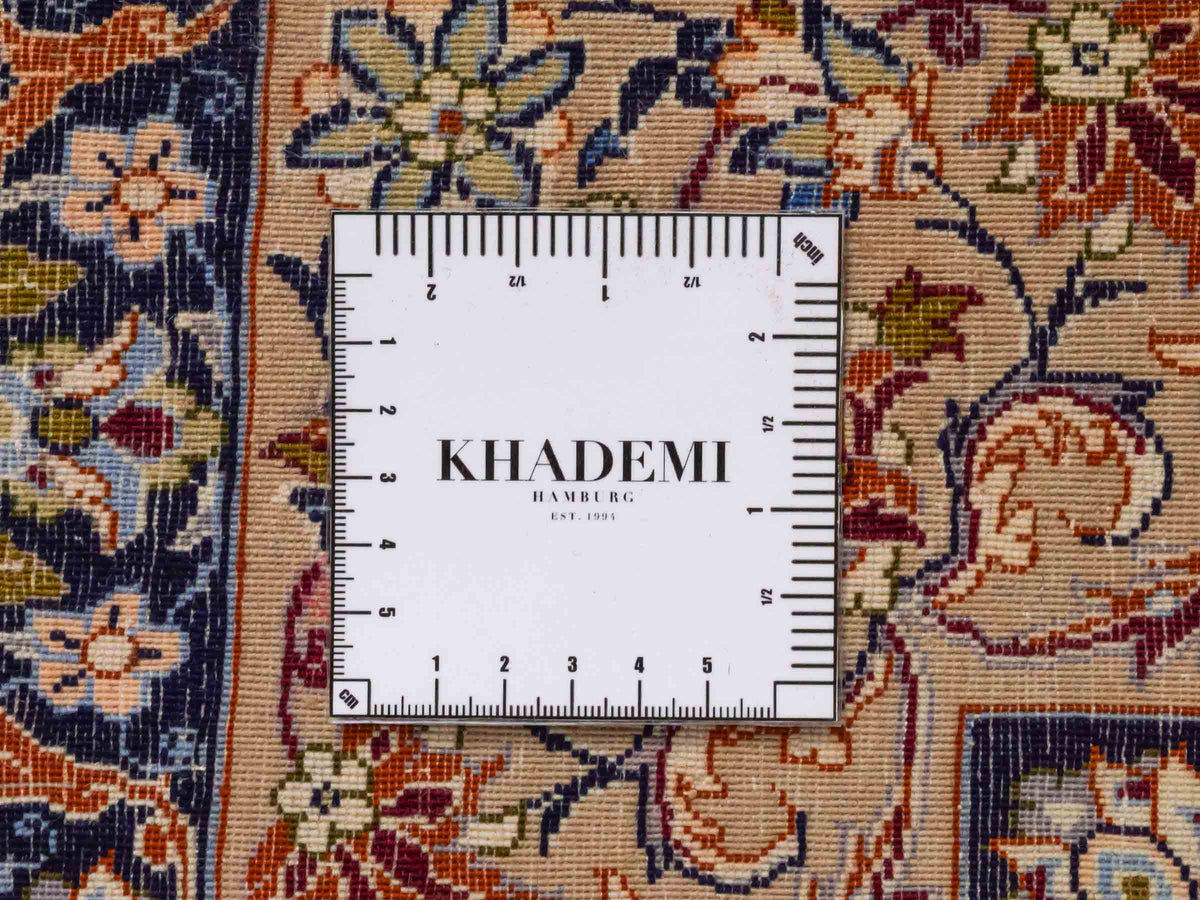 Handgeknüpfter Isfahan Perserteppich von Khademi aus Wolle mit Seide, beige-weiß. Feiner, persischer Teppich mit Medaillon. Orientteppich, geknüpft in Iran. Größe: 164 x 114 cm. Teppichnummer: SB3-1070 | Jupiter Intl