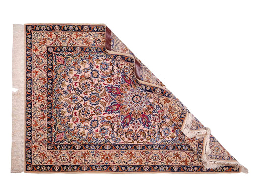 Handgeknüpfter Isfahan Perserteppich von Khademi aus Wolle mit Seide, beige-weiß. Feiner, persischer Teppich mit Medaillon. Orientteppich, geknüpft in Iran. Größe: 164 x 114 cm. Teppichnummer: SB3-1070 | Jupiter Intl