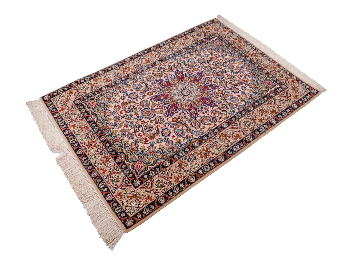 Handgeknüpfter Isfahan Perserteppich von Khademi aus Wolle mit Seide, beige-weiß. Feiner, persischer Teppich mit Medaillon. Orientteppich, geknüpft in Iran. Größe: 164 x 114 cm. Teppichnummer: SB3-1070 | Jupiter Intl