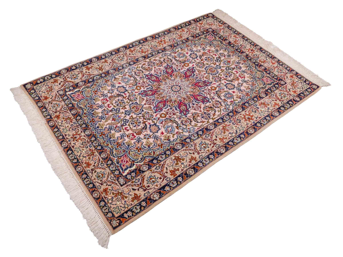 Handgeknüpfter Isfahan Perserteppich von Khademi aus Wolle mit Seide, beige-weiß. Feiner, persischer Teppich mit Medaillon. Orientteppich, geknüpft in Iran. Größe: 164 x 114 cm. Teppichnummer: SB3-1070 | Jupiter Intl