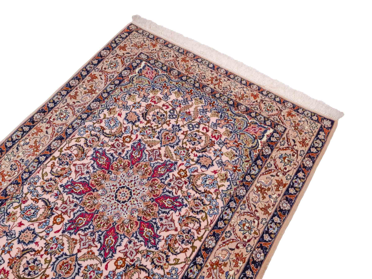 Handgeknüpfter Isfahan Perserteppich von Khademi aus Wolle mit Seide, beige-weiß. Feiner, persischer Teppich mit Medaillon. Orientteppich, geknüpft in Iran. Größe: 164 x 114 cm. Teppichnummer: SB3-1070 | Jupiter Intl