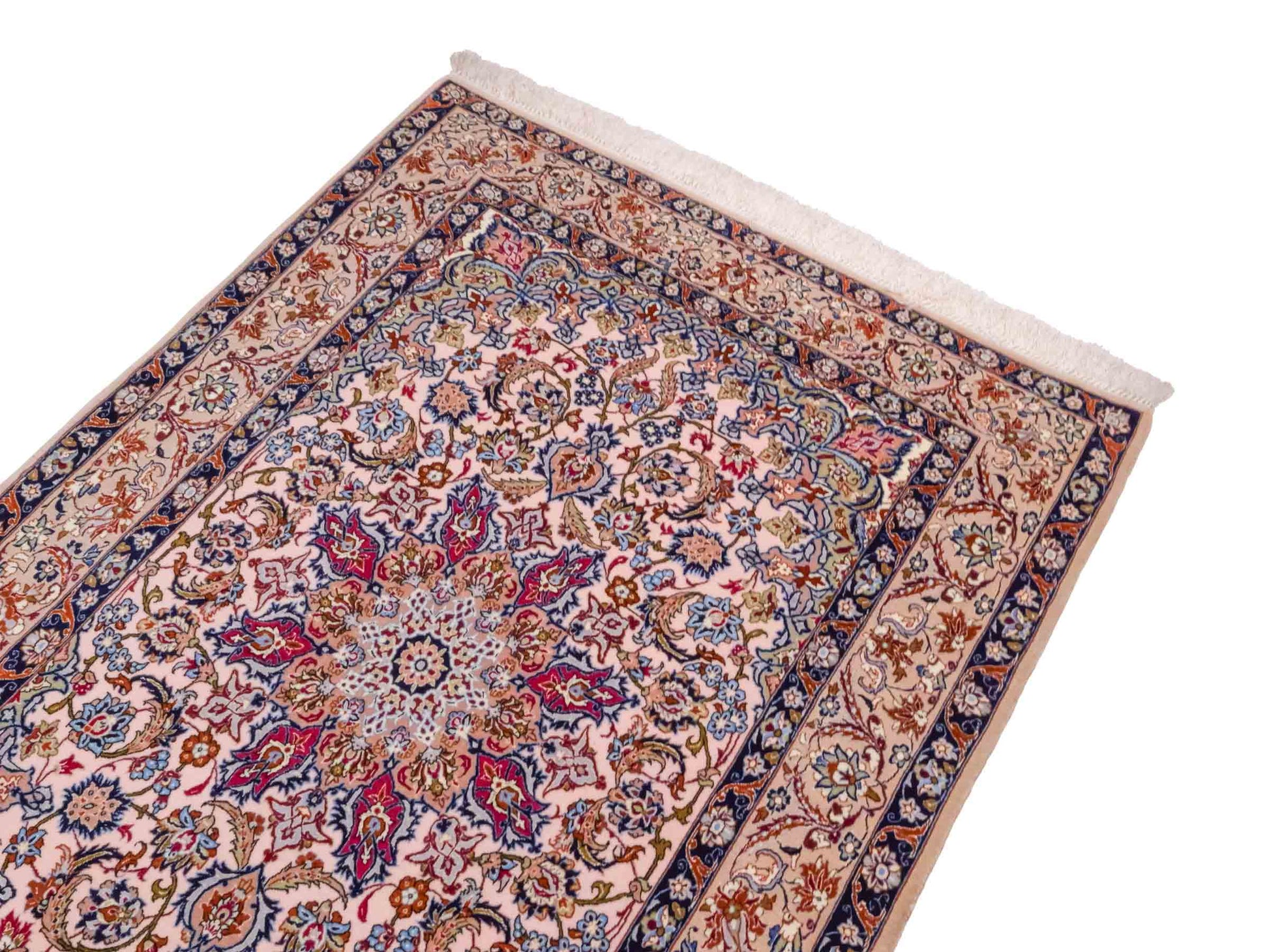 Handgeknüpfter Isfahan Perserteppich von Khademi aus Wolle mit Seide, beige-weiß. Feiner, persischer Teppich mit Medaillon. Orientteppich, geknüpft in Iran. Größe: 164 x 114 cm. Teppichnummer: SB3-1070 | Jupiter Intl