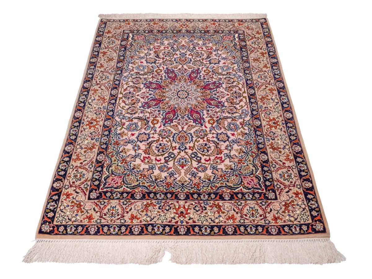 Handgeknüpfter Isfahan Perserteppich von Khademi aus Wolle mit Seide, beige-weiß. Feiner, persischer Teppich mit Medaillon. Orientteppich, geknüpft in Iran. Größe: 164 x 114 cm. Teppichnummer: SB3-1070 | Jupiter Intl