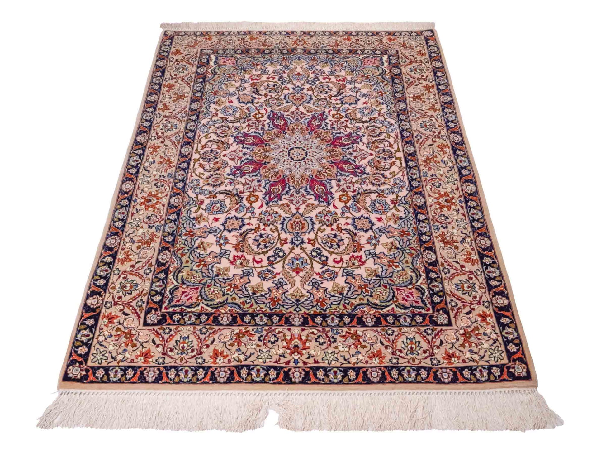 Handgeknüpfter Isfahan Perserteppich von Khademi aus Wolle mit Seide, beige-weiß. Feiner, persischer Teppich mit Medaillon. Orientteppich, geknüpft in Iran. Größe: 164 x 114 cm. Teppichnummer: SB3-1070 | Jupiter Intl