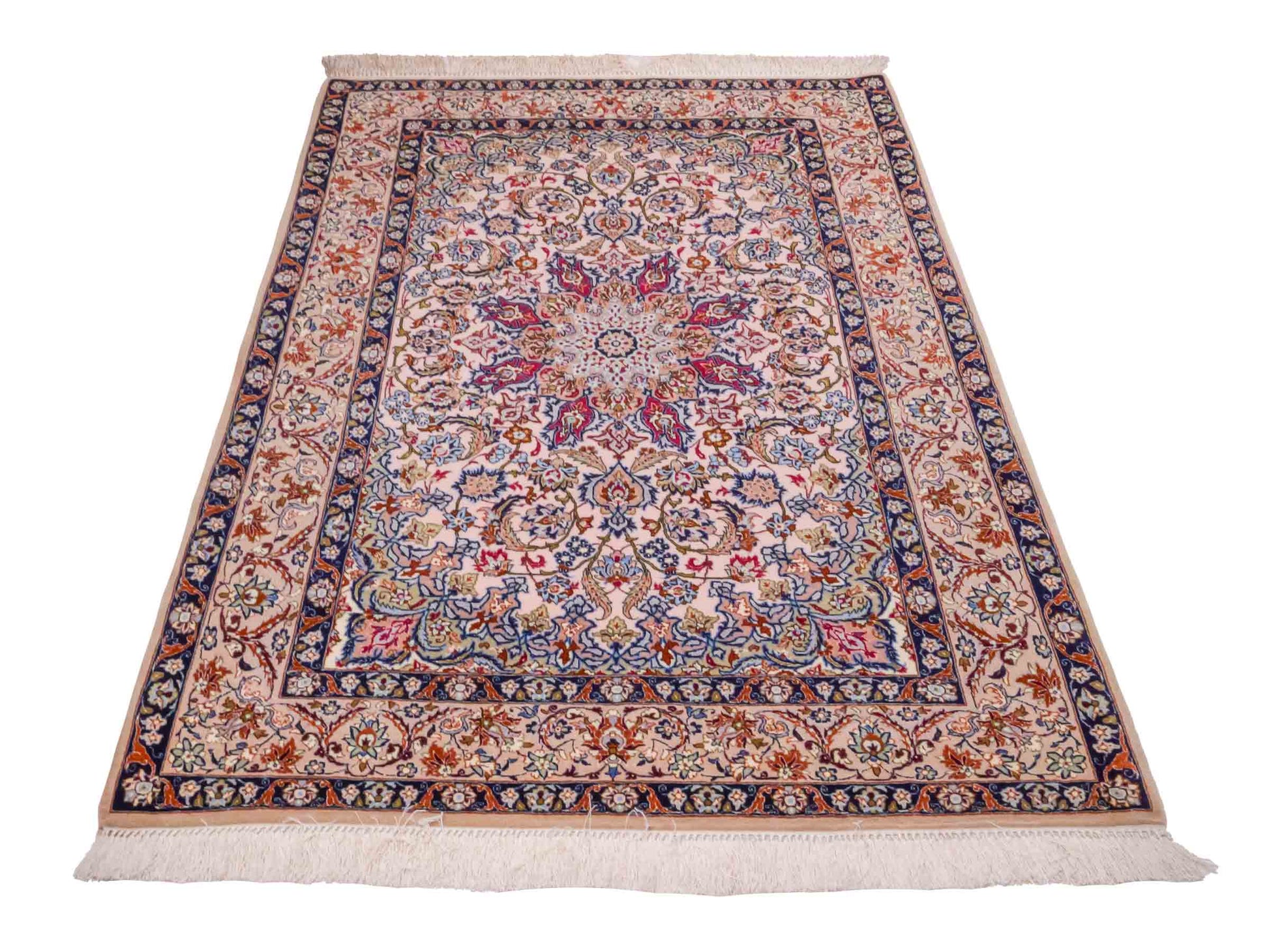 Handgeknüpfter Isfahan Perserteppich von Khademi aus Wolle mit Seide, beige-weiß. Feiner, persischer Teppich mit Medaillon. Orientteppich, geknüpft in Iran. Größe: 164 x 114 cm. Teppichnummer: SB3-1070 | Jupiter Intl