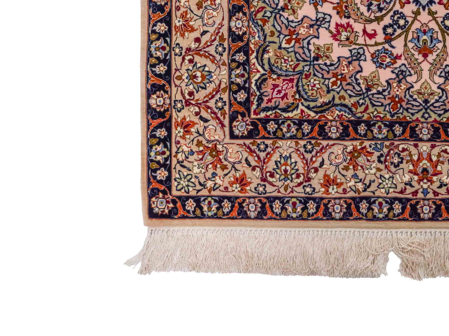 Handgeknüpfter Isfahan Perserteppich von Khademi aus Wolle mit Seide, beige-weiß. Feiner, persischer Teppich mit Medaillon. Orientteppich, geknüpft in Iran. Größe: 164 x 114 cm. Teppichnummer: SB3-1070 | Jupiter Intl