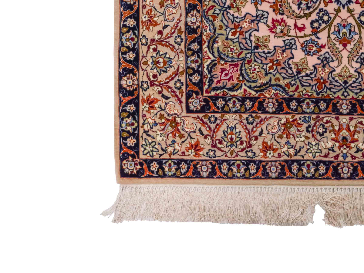 Handgeknüpfter Isfahan Perserteppich von Khademi aus Wolle mit Seide, beige-weiß. Feiner, persischer Teppich mit Medaillon. Orientteppich, geknüpft in Iran. Größe: 164 x 114 cm. Teppichnummer: SB3-1070 | Jupiter Intl
